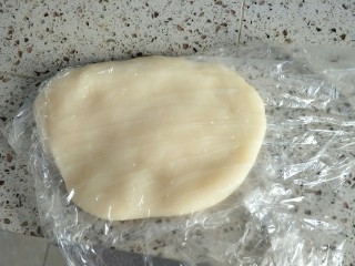 7、雪媚娘,揉好之后装入保鲜袋,把面团摊开,放入冰箱冷藏几个小时,冷藏的越久,越不会粘手