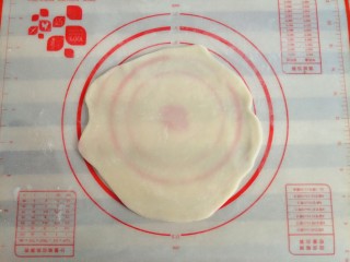 8、雪媚娘,案板上撒少许熟糯米粉防粘,冷藏几个小时基本也不怎么粘,把面皮分成25克或30克一个,擀的尽量薄一些