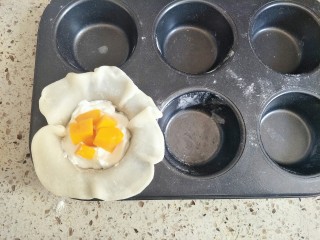 10、雪媚娘,找一个合适的小碗,我用的六连模,把面皮铺好,装上奶油和芒果粒