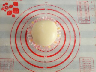 12、雪媚娘,捏紧收口朝下,吃不完的一定要密封起来放冰箱,这样第二天还不会变硬