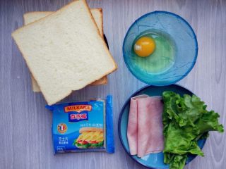 1、快手棒棒糖三明治,准备好百吉福早餐奶酪片和其他食材