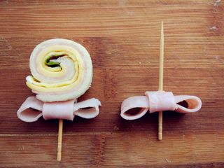 12、快手棒棒糖三明治,将卷好的三明治卷切块，串在牙签上
