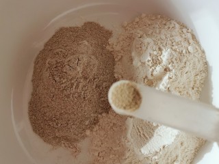 2、黑麦馒头,两种面粉倒入盘中  放入酵母粉