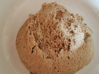 7、黑麦馒头,面已经发酵好了 有了很多蜂窝状