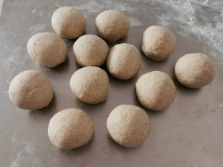 9、黑麦馒头,分成均匀的小剂子  每个约60克 分别揉成光滑的圆形