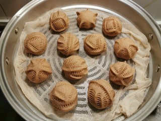 13、黑麦馒头,二次发酵好  凉水上蒸锅  每个馒头之间要留有空隙