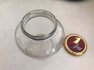 1、蜜渍柠檬皇菊茶,取一个玻璃瓶用开水烫一下,然后晾干