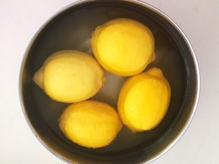 6、蜜渍柠檬皇菊茶,把柠檬用温水清洗干净