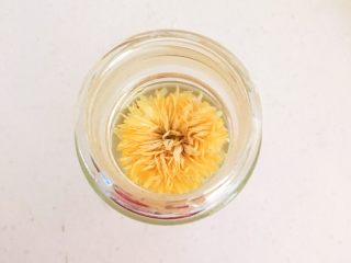 20、蜜渍柠檬皇菊茶,把开水倒入玻璃杯中