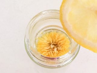 21、蜜渍柠檬皇菊茶,加入1片蜜渍柠檬,浸泡5分钟