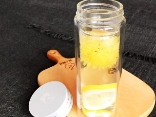 22、蜜渍柠檬皇菊茶,蜜渍柠檬皇菊茶可以喝了,酸甜适口,营养丰富,美容养颜,好喝又好看~