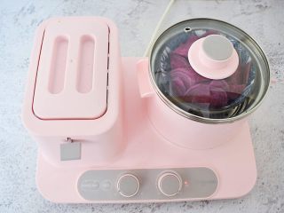 3、饺子皮紫薯饼,放入烧开水的蒸锅，大火蒸20分钟