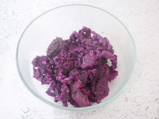 4、饺子皮紫薯饼,把蒸熟的紫薯放入容器中