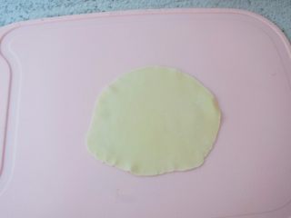 8、饺子皮紫薯饼,把饺子皮擀成中间厚边缘薄一些的饼皮
