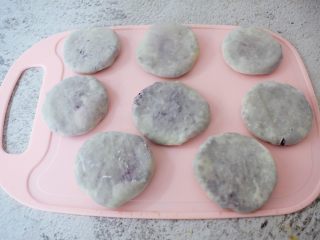 12、饺子皮紫薯饼,依次做完所有的饼皮备用