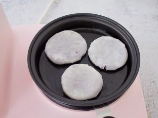 13、饺子皮紫薯饼,平底锅刷一层薄薄的食用油，再放入紫薯生胚，小火慢煎