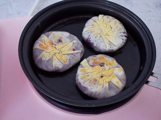 14、饺子皮紫薯饼,一面煎熟后再翻面煎另一面煎熟即可