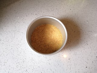4、重芝士蛋糕,搅拌好的饼干碎倒入6寸的活底模具里，用勺子按压平整后放入冰箱冷藏。