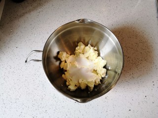 5、重芝士蛋糕,奶油奶酪室温软化后加入细砂糖打至顺滑。