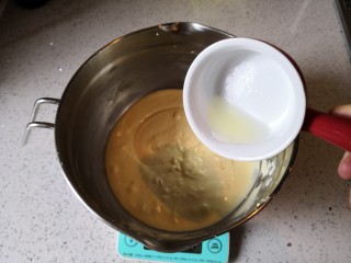 8、重芝士蛋糕,加入柠檬汁和朗姆酒搅拌均匀