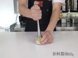 4、轻松get一杯高颜值夏日饮品,将新鲜荔枝挤压出果汁