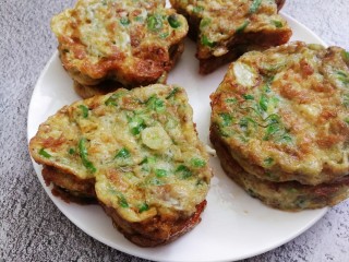 1、青椒蛋饼,又好吃、又营养的青椒蛋饼。