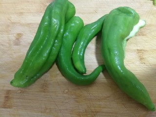 2、青椒蛋饼,不辣的小青椒洗净，去除根部。