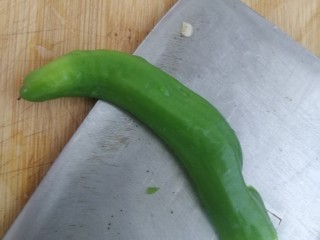 3、青椒蛋饼,用刀从中间分切开。