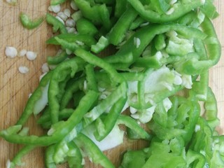 4、青椒蛋饼,然后切碎。