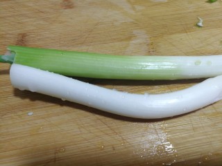 5、青椒蛋饼,小葱一根。