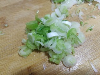 6、青椒蛋饼,切成葱花。