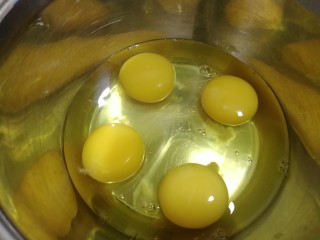 7、青椒蛋饼,四个鸡蛋打入到盆里。