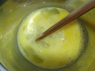 8、青椒蛋饼,用筷子将鸡蛋搅匀。