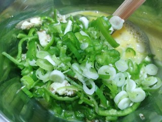 9、青椒蛋饼,放入青椒，葱花。