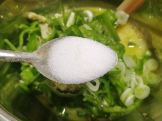 10、青椒蛋饼,放入一小勺盐。