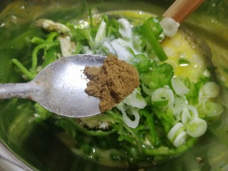 11、青椒蛋饼,半小勺13香。