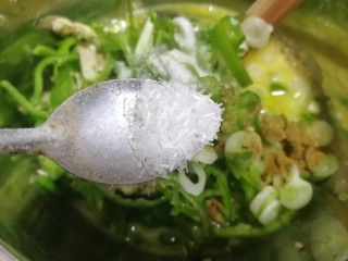 12、青椒蛋饼,小半勺味精。