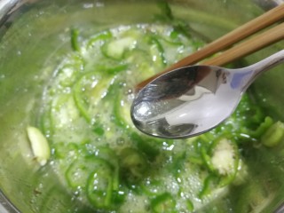 13、青椒蛋饼,放一点点玉米油。(更好脱模)