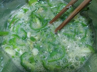 14、青椒蛋饼,用筷子将它们搅拌均匀。