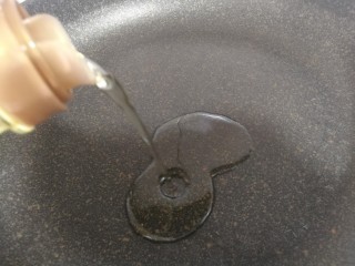 15、青椒蛋饼,起锅烧热，倒入玉米油，可稍多放一点。