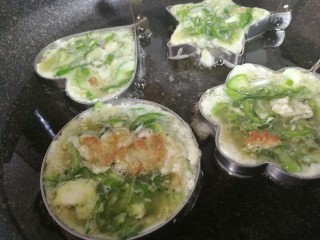 17、青椒蛋饼,用勺子将蛋液倒入到模具内，八分满即可。