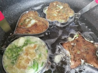 18、青椒蛋饼,改小火慢慢煎制一面金黄，再翻过来煎另一面。翻面后模具重新套在上面，煎出来的蛋饼形状更完美。