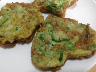 19、青椒蛋饼,两面煎好后夹出，放入到盘里。They忘了不辣的小辣椒，所以蛋饼很香，遮盖了青椒的那种特殊昧，经常给小朋友吃，可以起到辅助保护视力的作用。