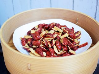 2、红糖枣糕,红枣洗净放入蒸锅蒸熟