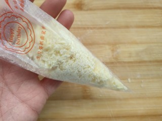 2、水果冰棍，每一口都吃得到果肉,装入裱花袋中