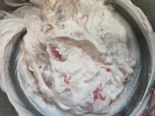 7、水果冰棍，每一口都吃得到果肉,取一半奶油加入草莓酱