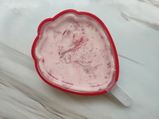 8、水果冰棍，每一口都吃得到果肉,混合均匀后倒入模具