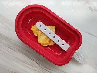 11、水果冰棍，每一口都吃得到果肉,模具底铺水果干