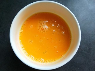 6、苦瓜炒蛋,打散。