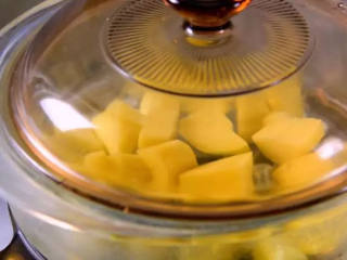 1、节日气氛浓厚的西兰花圣诞树,土豆切块,放入蒸锅蒸15分钟